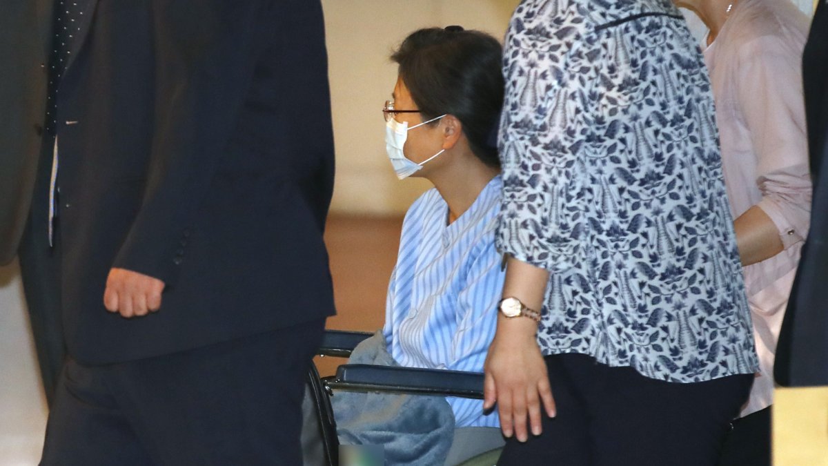 박근혜 전 대통령 서울성모병원 어깨수술 입원 스케치