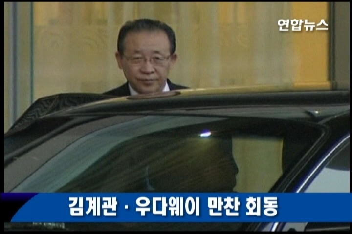 김계관·우다웨이 만찬 회동
(베이징=연합뉴스) 차대운 특파원 = 북한의 김계관 외무성 제1부상과 우다웨이(武大偉) 한반도사무 특별대표가 4일 만찬을 함께 했다.
김 부상은 이날 오후 6시(한국시각 7시)께 차량을 타고 북한 대사관을 나와 인근에 있는 세인트레지스 호텔에 도착했다.
김 부상은 입구에서 기다리고 있던 취재진에게 아무런 말을 하지 않은 채 호텔 안 식당으로 걸어 들어갔다. 이날 만찬에는 김 부상 외에도 리근 미국국장과 최선희 부국장도 참석했다.
김 부상이 도착하기 조금 전에는 이날 만찬 행사를 주최한 우 특별대표가 호텔에 도착했다. 우 특별대표 역시 취재진의 질문에 대답하지 않고 호텔 안으로 들어갔다.
김 부상은 베이징에 도착한 3일 저녁 중국 측 카운터파트인 장즈쥔(張志軍) 외교부 상무부부장을 만나 뉴욕 북미 접촉 결과를 설명한 데 이어 이날 낮 우 특별대표와 별도의 회동을 한 것으로 알려졌다.
북한 외무성의 수석 부부장으로 승진하고 6자회담 대표직을 리용호 부상에게 물려준 김 부상은 현재 우 특별대표보다 형식적으로 높은 직급이다. 하지만 두 사람이 오랫동안 북ㆍ중의 양국의 6자회담 수석대표를 함께 지낸 인연으로 이날 만찬이 마련된 것으로 전해졌다. 베이징에 머무는 이틀 동안 중국 측 외교 당국자들을 만난 김 부상은 5일 오후 중국 국제항공편 또는 6일 오전 북한 고려항공편으로 귀국길에 오를 것으로 전망된다.
cha@yna.co.kr
<영상편집 : 송지영>