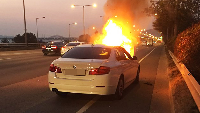 리콜 받은 BMW 주행 중 화재…차량 전소
