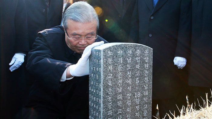 "사죄말씀 드린다"… 김종인 광주서 무릎사과