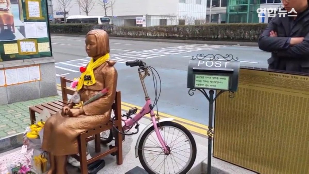 [현장영상] 부산 소녀상 '몸살'…자전거 묶고 쓰레기 버리고