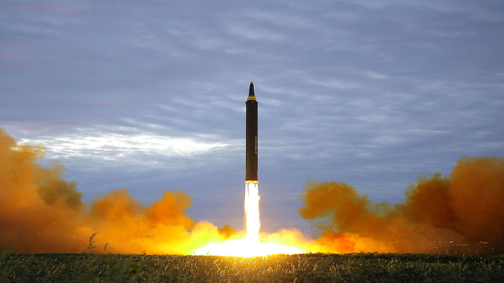 北朝鮮　弾道ミサイル「火星１２」の発射映像公開（８月３１日）