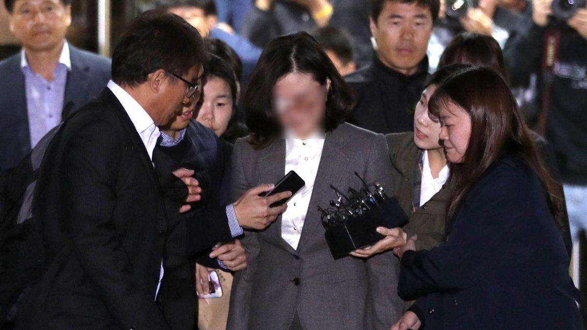 정경심 전격 구속…"범죄혐의 소명·증거인멸 우려"
