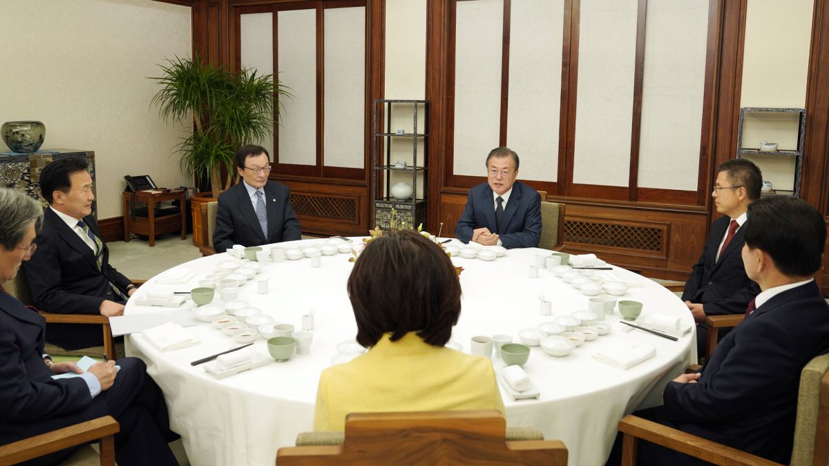 5당 대표와 관저에서 막걸리 회동…문 대통령 반환점 광폭 소통