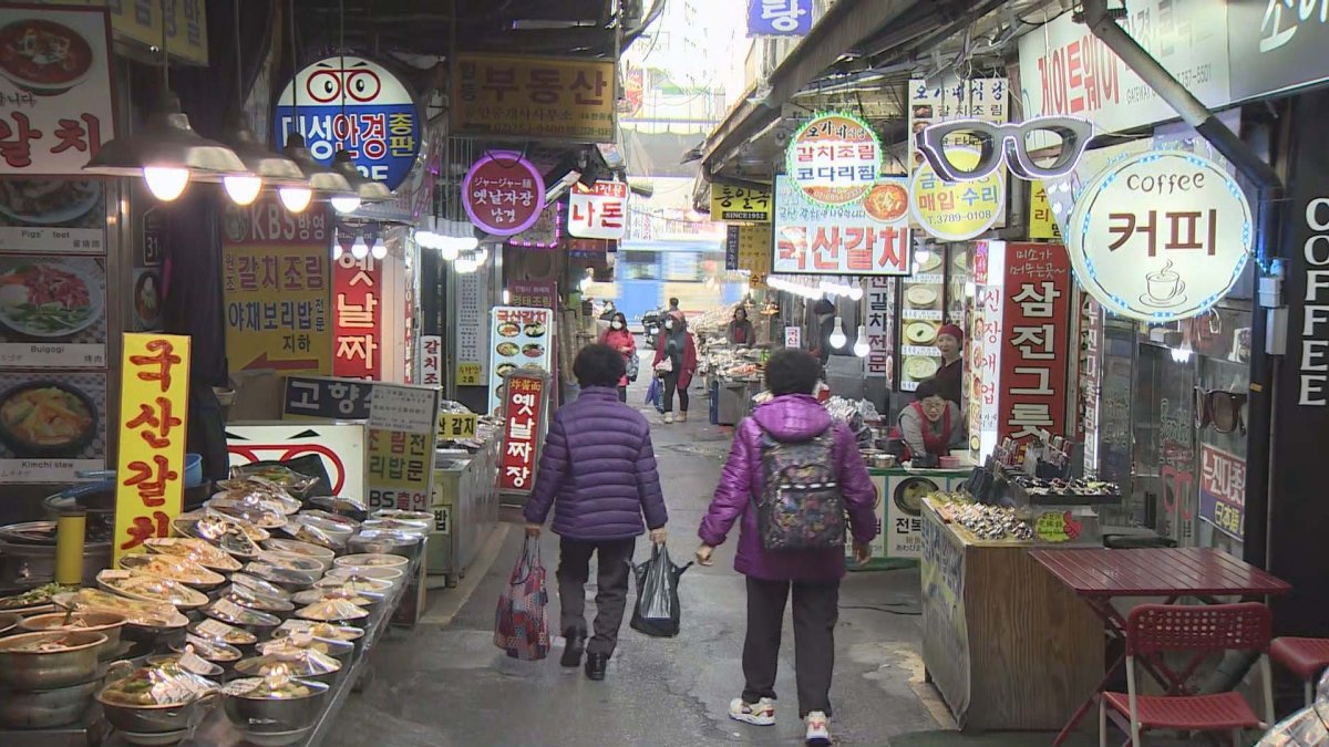 "방역 철저"…재래시장 위기 극복 '안간힘'
