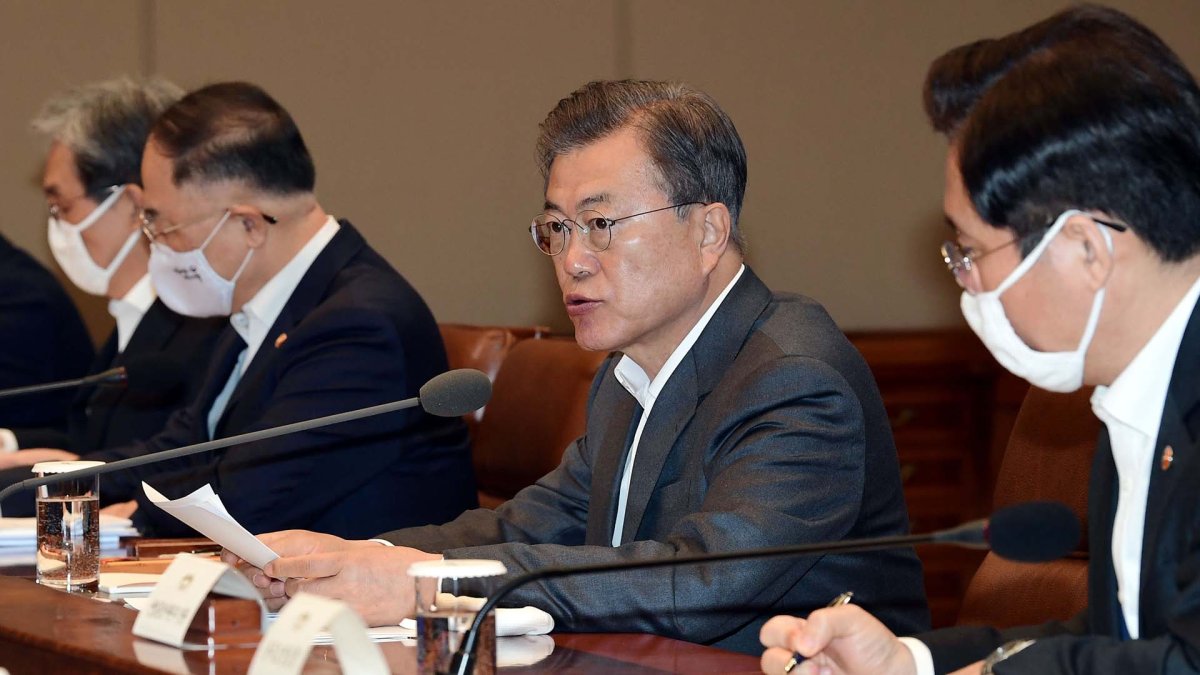 문 대통령 "무역금융 36조 공급…내수 살리기 17조원 보완방안"