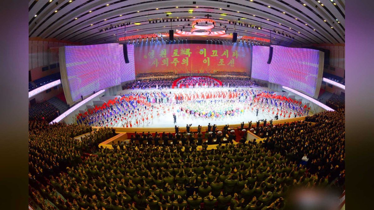 北 김정은, 어제 평양체육관서 당대회 경축공연 참석