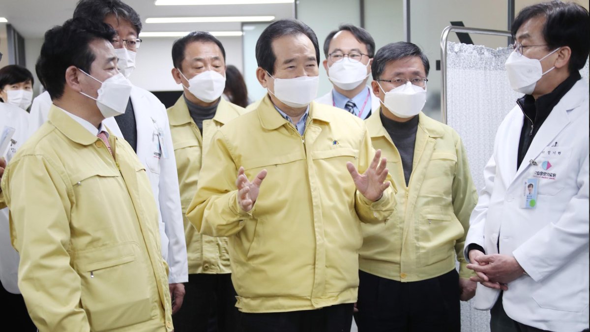 정총리 "고령층엔 화이자 백신 먼저 접종할 가능성 높아"