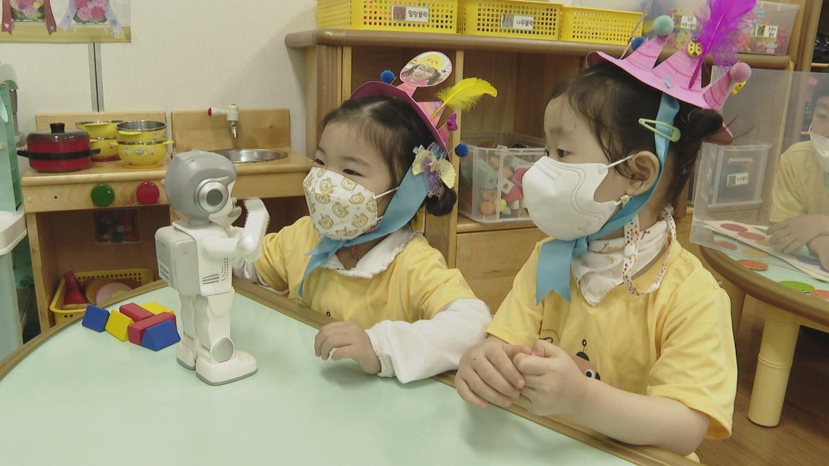 아이와 대화하고 춤추고…돌봄 공백 메꾸는 AI 로봇