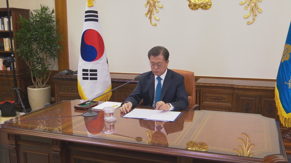 문대통령 "폭력에 희생되는 여성 있어 마음아파"