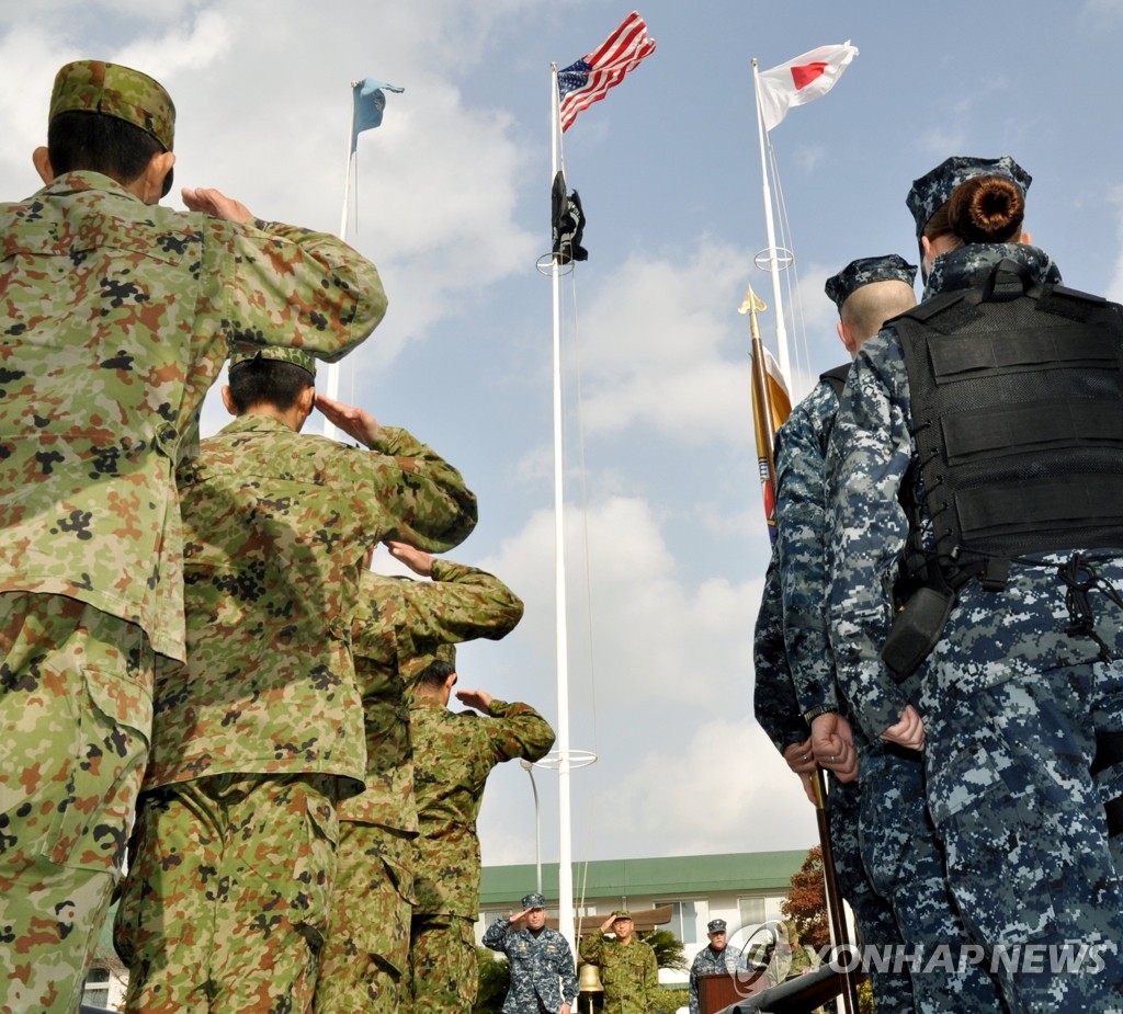 미국과 일본이 8일부터 19일까지 진행하는 대규모 연합훈련인 '공동야외기동훈련(Keen Sword)'에 한국군이 호주군과 함께 옵서버로 참가하는 것으로 12일 알려졌다. 2010년 '공동야외기동훈련(Keen Sword)' 모습. (AP=연합뉴스 자료사진)