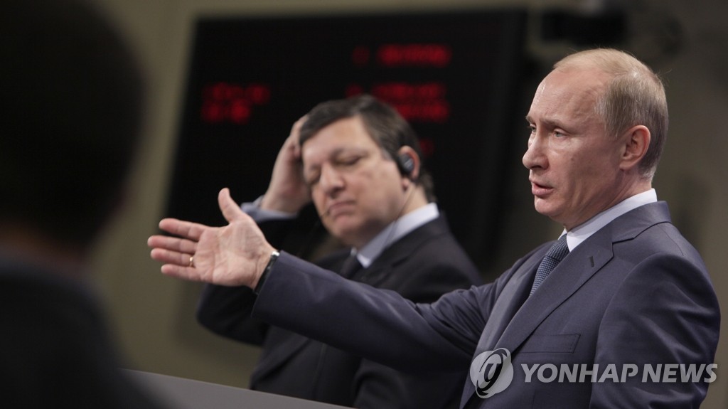 푸틴 러시아 대통령(오른쪽)과 조제 마누엘 바호주 EU 집행위원장 (AP=연합뉴스 자료사진)
