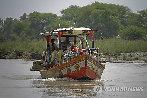 2011년 7월 파키스탄 중부 모르장기에서 주민들이 배를 타고 인더스 강을 건너고 있다.[AP=연합뉴스 자료사진]