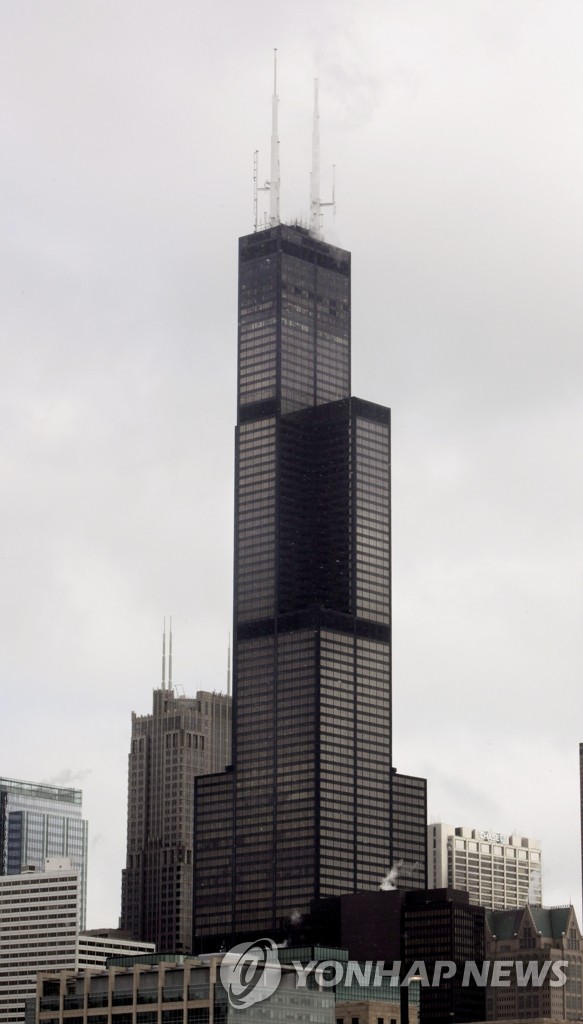 최장 기간 세계 최고층 빌딩 타이틀을 유지했던 시카고 윌리스타워(Willis Tower·구 시어스타워) 윌리스타워 높이는 1450ft(442m), 건물 꼭대기의 안테나를 포함하면 1,729ft(527.3m)가 된다. (AP=연합뉴스DB)