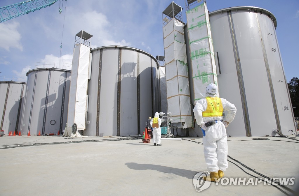 공사중인 후쿠시마 제1원전 오염수 저장탱크(AP.연합뉴스.자료사진)