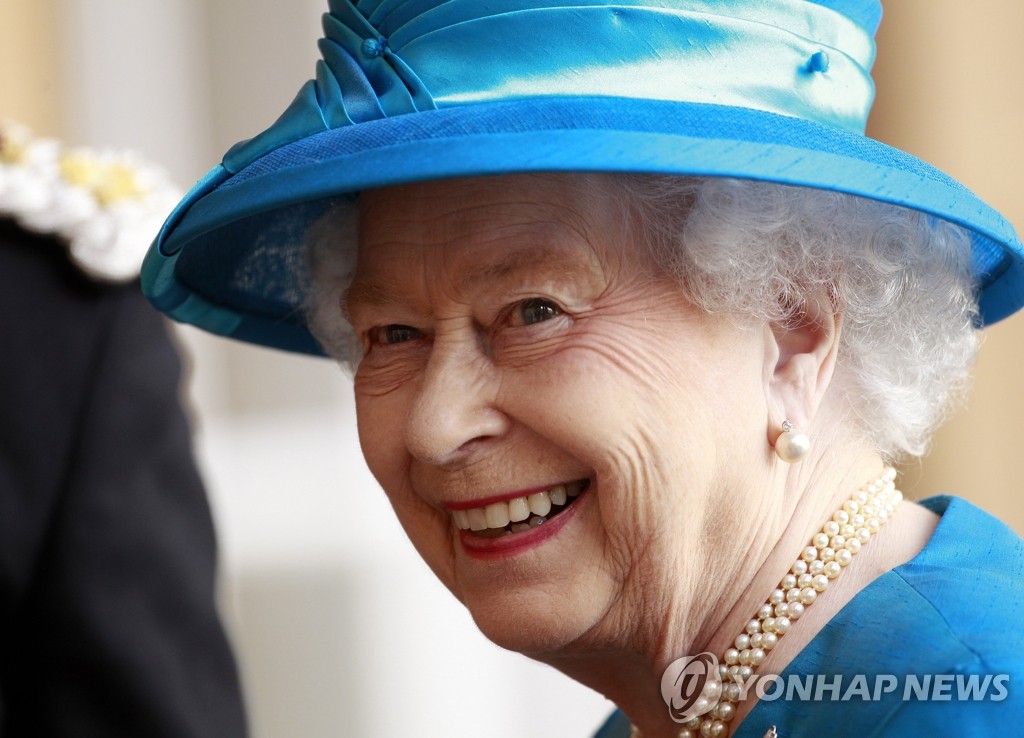 엘리자베스 2세 영국 여왕이 내년에 5% 인상된 4천만 파운드(약 691억원)의 연봉을 받는다. (AP=연합뉴스 자료사진)