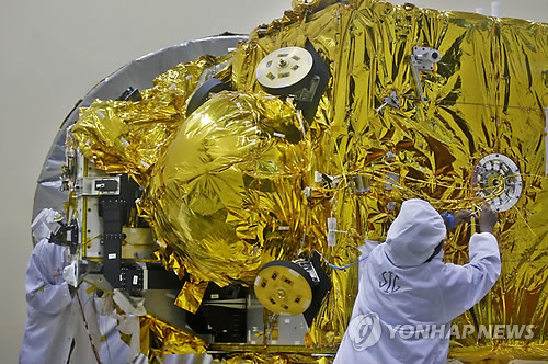 2013년 11월 인도 방갈로르 인도우주개발기구(ISRO)에서 기술진이 화성탐사선을 점검하고 있다.(AP=연합뉴스DB)