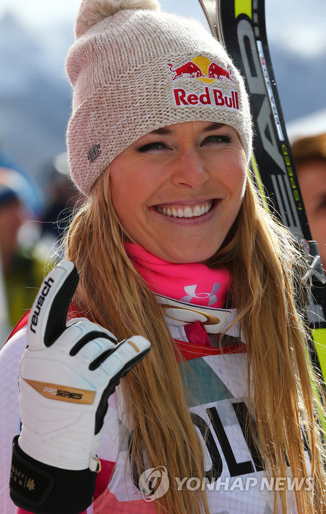 린지 본(미국)이 18일(현지시간) 이탈리아 코르티나담페초에서 열린 국제스키연맹(FIS) 월드컵 여자 활강에서 우승한 뒤 미소짓고 있다. (AP=연합뉴스) 