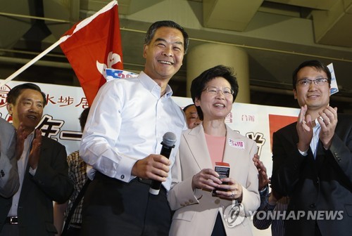 렁춘잉 홍콩 행정장관(왼쪽 두번째)과 캐리 람 정무사장(오른쪽 두번째)