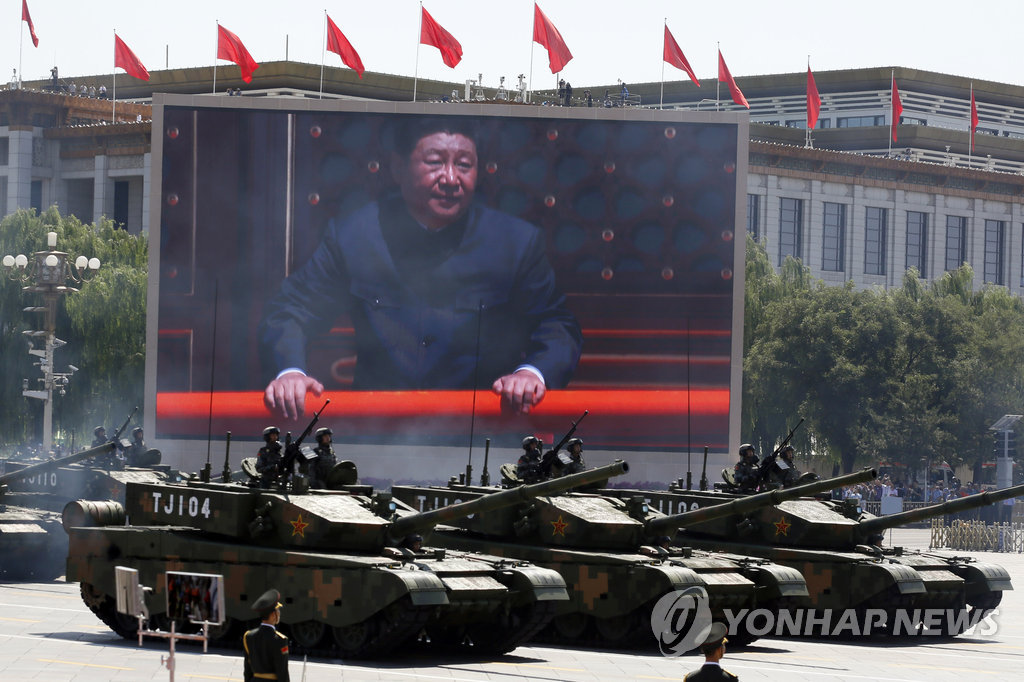 중 '사상최대 군사굴기쇼' (베이징 AP=연합뉴스) 3일(현지시간) 중국 베이징 톈안먼 광장의 항일전쟁 승리 70주년 기념 열병식에서 인민복 차림의 시진핑 국가주석의 모습이 대형 스크린이 비치고 있다. 그 앞으로 탱크들이 지나고 있다.
bulls@yna.co.kr
Chinese President Xi Jinping is displayed on a screen as Type 99A2 Chinese battle tanks take part in a parade commemorating the 70th anniversary of Japan's surrender during World War II held in front of Tiananmen Gate in Beijing, Thursday, Sept. 3, 2015. (AP Photo/Ng Han Guan)
