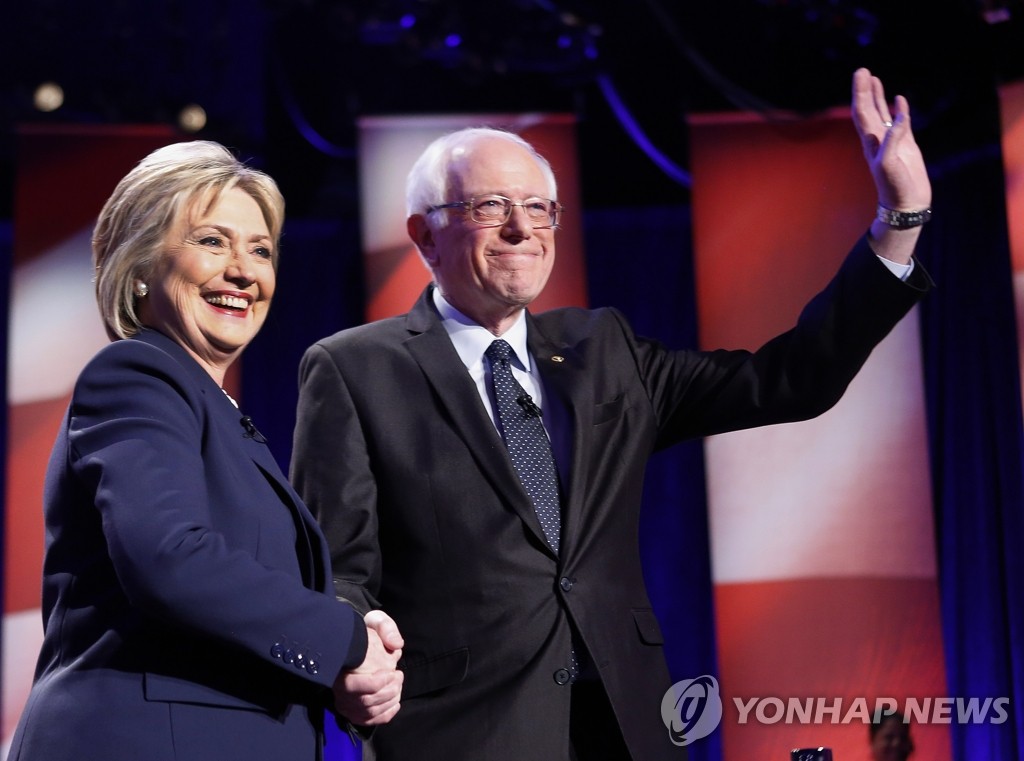 힐러리 클린턴(왼쪽)과 버니 샌더스(오른쪽)/AP Photo/Jim C