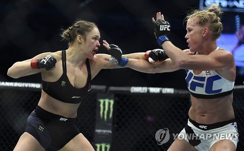 UFC 193 론다 로우지(왼쪽)와 홀리 홈(AP=연합뉴스, 자료사진)