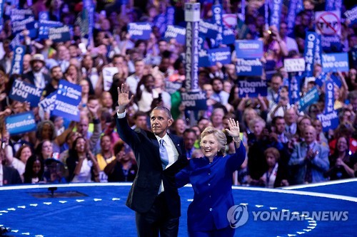 지난 7월 말 민주당 전당대회장의 버락 오바마(왼쪽) 대통령과 힐러리 클린턴