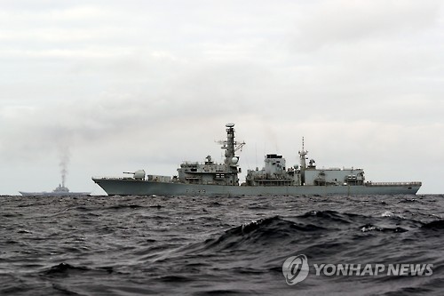 북해의 칼날 대치…러 항모 뒤쫓는 英구축함