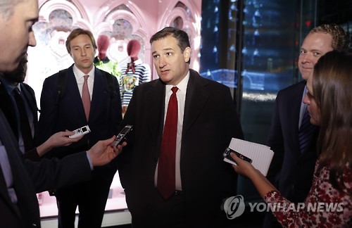 15일 트럼프타워에서 나서는 테드 크루즈 상원의원