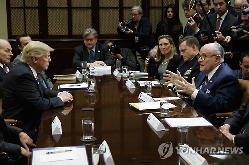 지난 1월 사이버안보 회의 당시의 도널드 트럼프(왼쪽)와 루돌프 줄리아니(오른쪽)