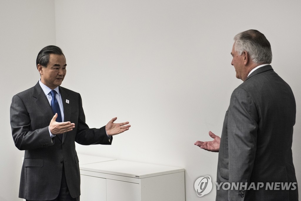 17일(현지시간) 독일 본에서 회동한 틸러슨(오른쪽) 미국 국무장관과 왕이 중국 외교부장(AP.연합뉴스)