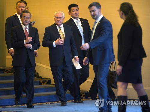 중국측과 공동기자회견장에 나오는 렉스 틸러슨 미국 국무장관(왼쪽에서 3번째)
