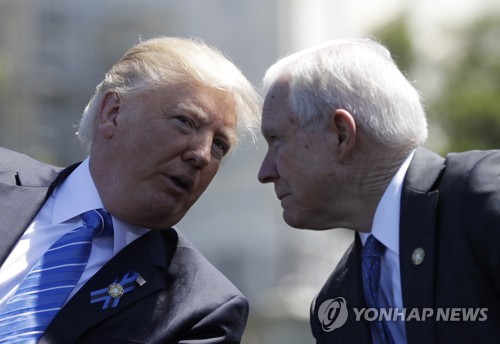 지난 5월 순직경찰 추모식장의 도널드 트럼프(왼쪽) 대통령과 제프 세션스 법무장관