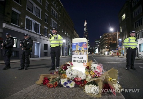 런던 브릿지 테러 현장의 경찰관들 (AP=연합뉴스)