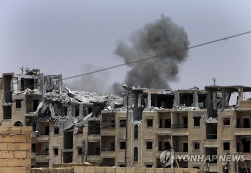 지난 7월 시리아 락까 내 IS 점령지 폭격