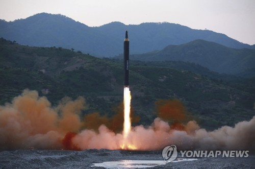 북한의 '화성-12형' 시험발사 장면