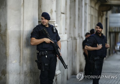 바르셀로나 람블라스 거리를 순찰하는 무장경찰들 