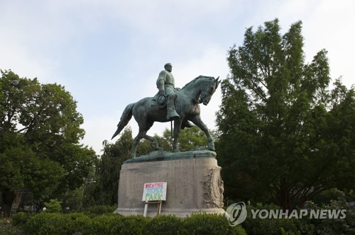 샬러츠빌에 있는 로버트 리 장군 기마상