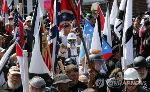 지난 12일 美 버지니아주 샬러츠빌에서 열린 백인우월주의 단체 집회 모습