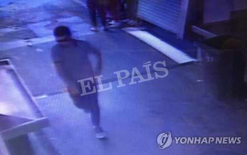바르셀로나 차량 테러 직후의 운전자 유네스 아부야쿱이 현장 CCTV에 찍힌 모습