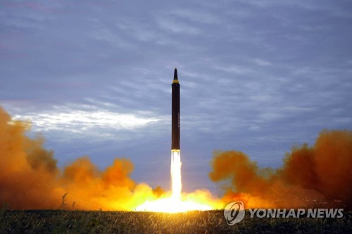 북한의 '화성-12형' 발사 장면