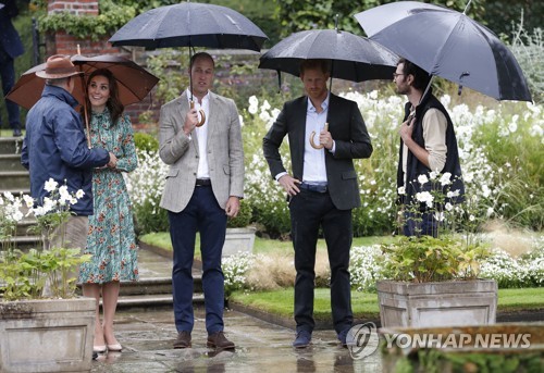 켄싱턴 궁 안의 화의트 가든을 둘러보는 윌리엄 왕세손 부부와 해리 왕자
