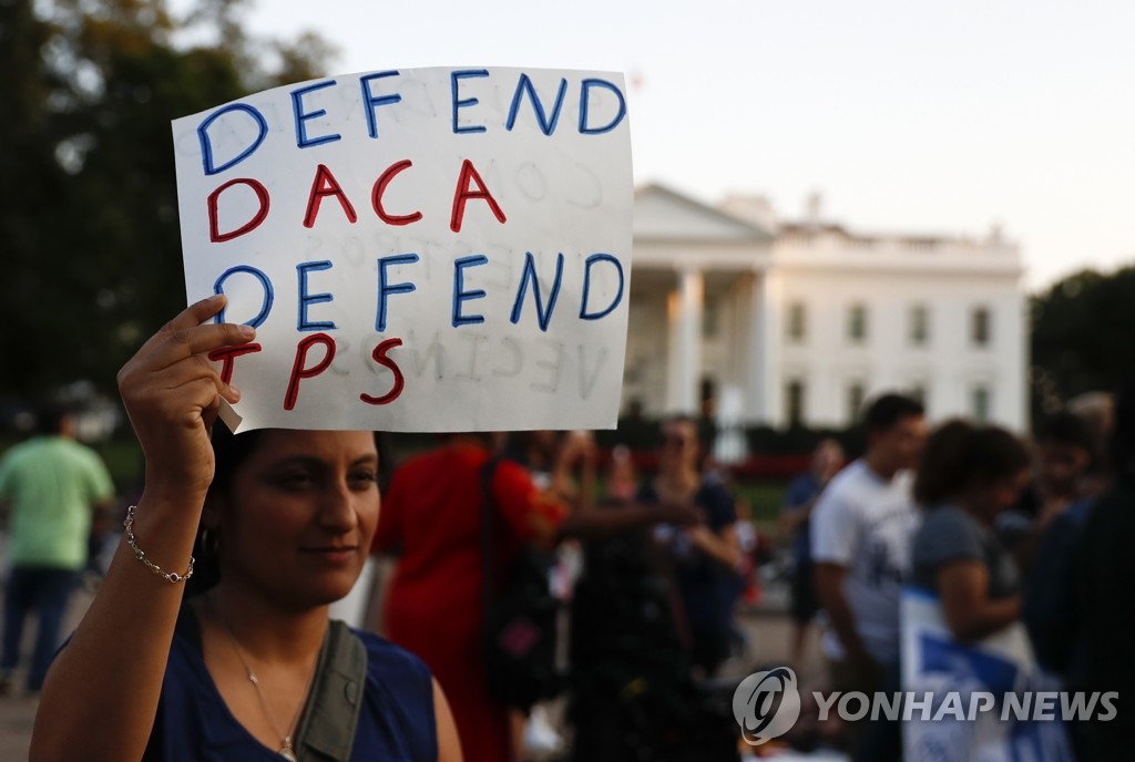 美 백악관 앞의 추방유예 프로그램(DACA) 지지 시위 참석자들 [AP = 연합뉴스 자료사진]