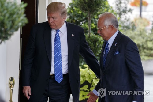 백악관에 도착한 나집 라작 말레이시아 총리를 맞는 트럼프 대통령