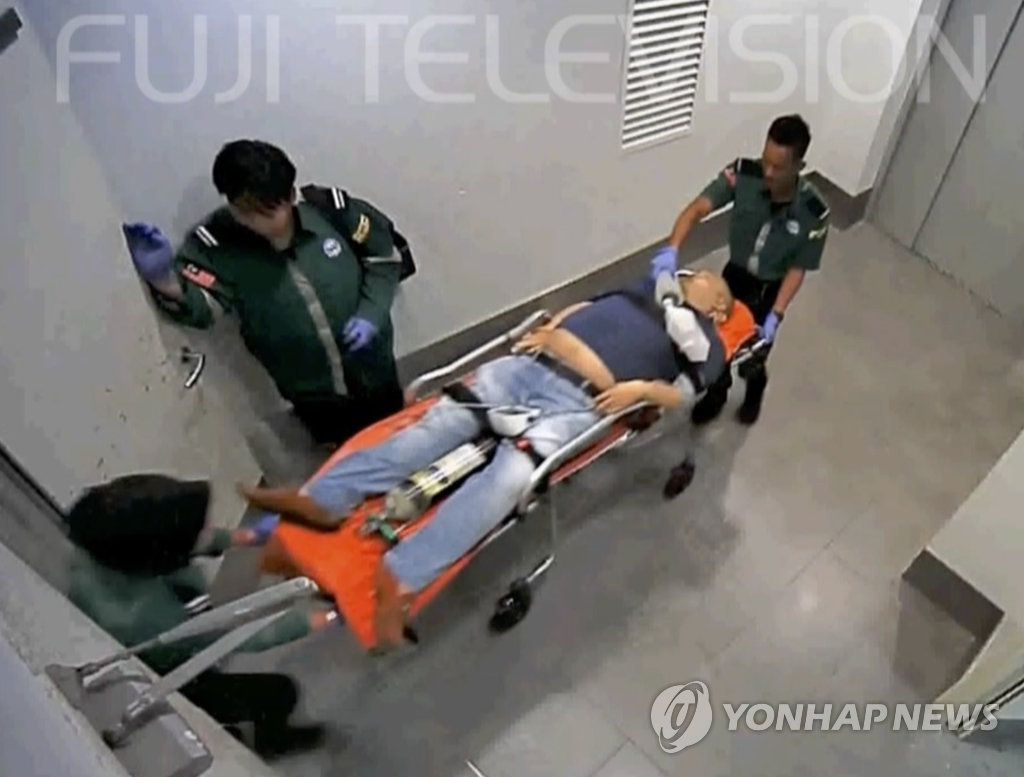 들것에 실려가는 김정남