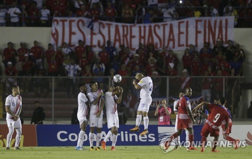 파나마 가브리엘 토레스(맨 오른쪽)가 11일(한국시간) 파나마시티 엘스타디오 롬멤 페르난데스에서 열린 북중미카리브(CONCACAF)지역 최종예선 코스타리카와 경기에서 프리킥하고 있다. [AP=연합뉴스]