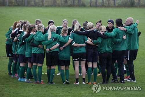 덴마크 여자축구대표팀 선수들이 18일 훈련장에 모여 어깨동무를 하고 있다.(AP=연합뉴스)