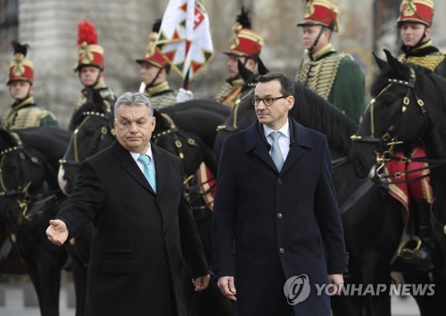 헝가리, 환영식서 함께 걷는 오르반 헝가리 총리와 모라비에츠키 폴란드 신임총리