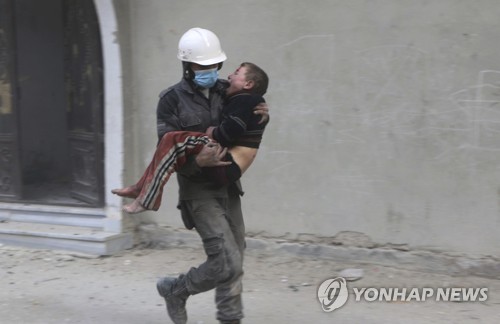 시리아 수도 동쪽 동구타에서 구조활동 벌이는 하얀헬멧 대원