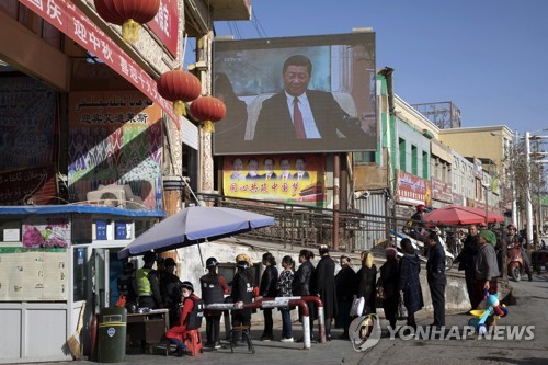 中, 신장지역 빅데이터 동원해 '일거수일투족' 감시 (AP=연합뉴스)